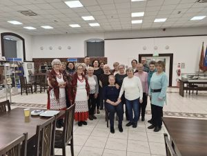 grupa ludzi stoi