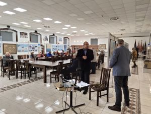 grupa ludzi słucha wykładu