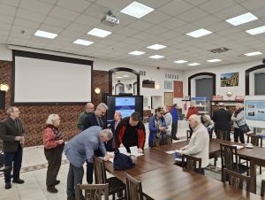 grupa ludzi podczas wykładu