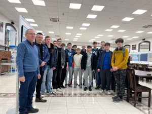 grupa ludzi stoi