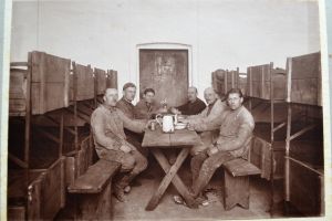 Czarno białe zdjęcie, grupa mężczyzn przy stole, Janikowo Pakość 1927 r.
